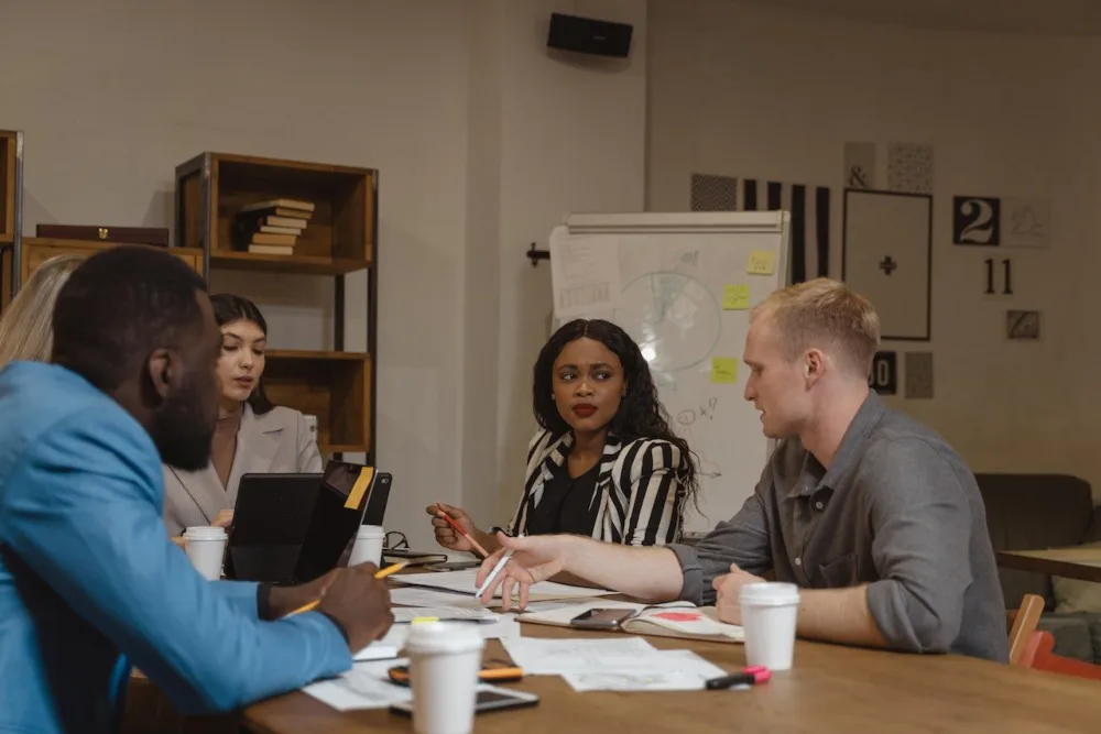 lider guiando a equipo