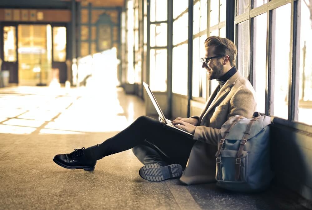 hombre aprendiendo que es la reputacion online