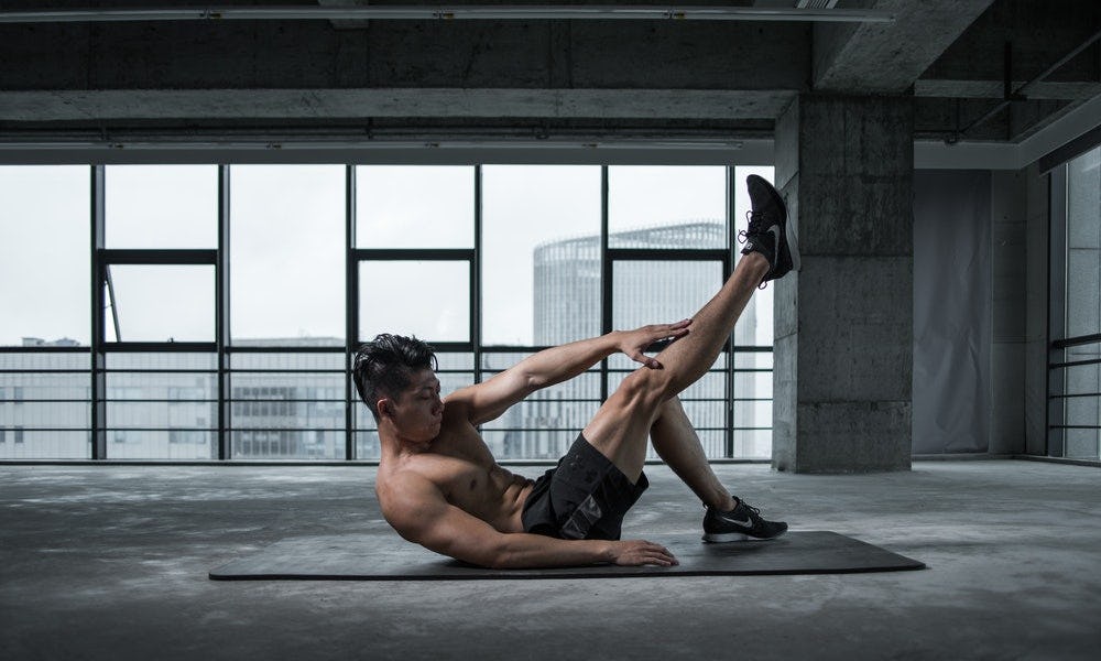 Ejercicios de resistencia muscular en casa que incluye abdominales