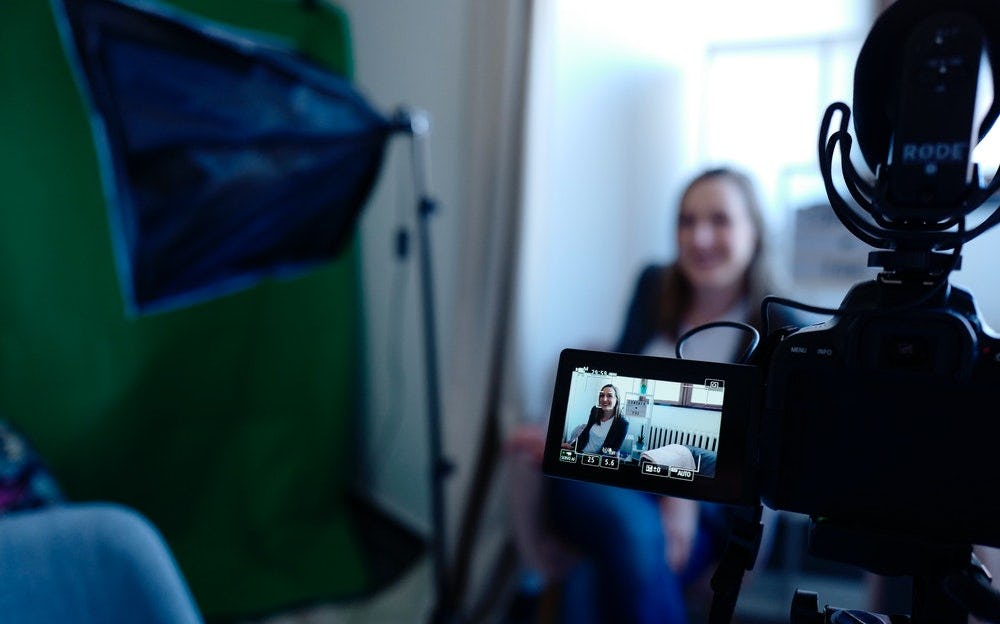 Una persona grabando en formato de video VOB.