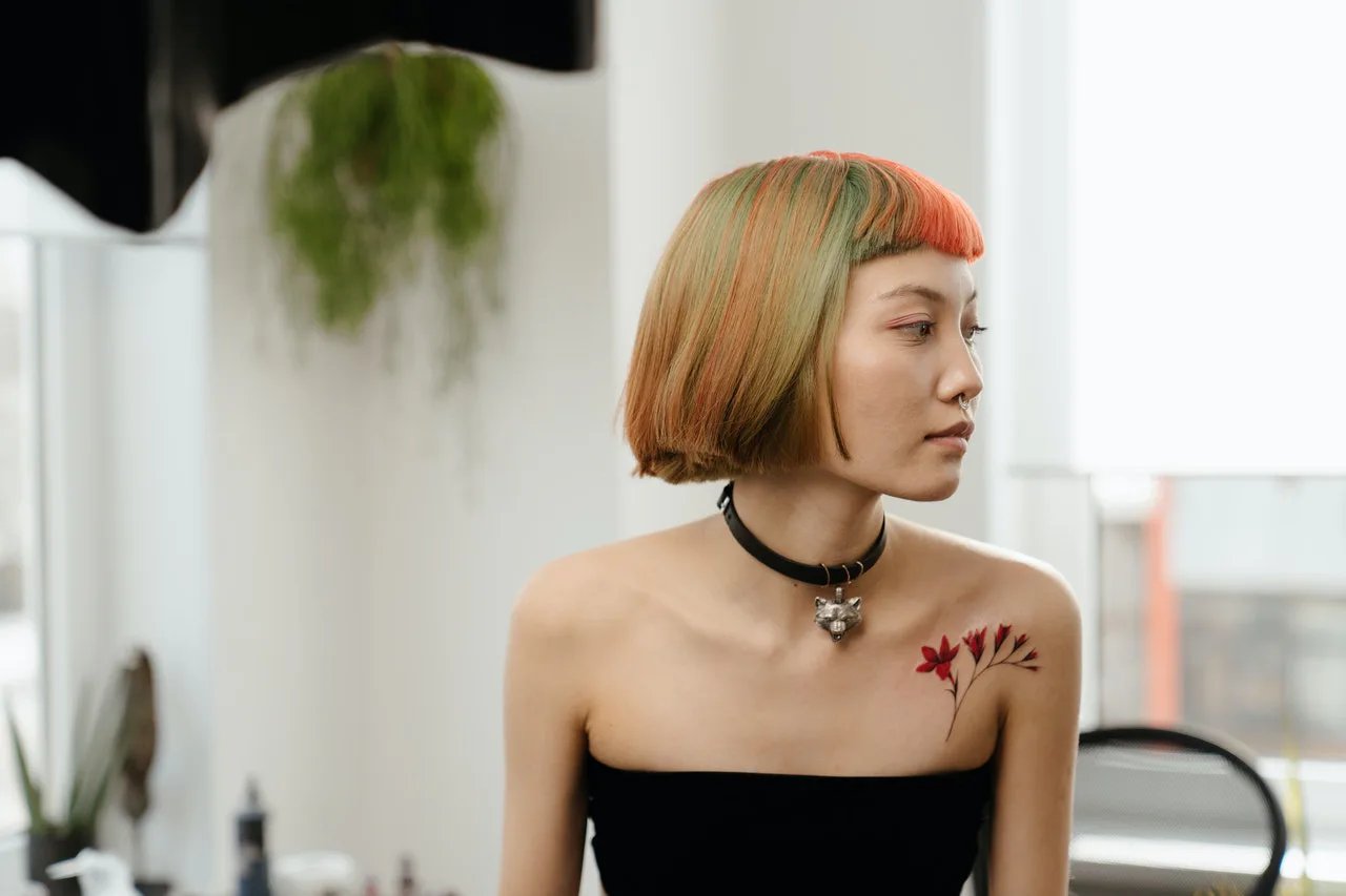 joven mujer asiática tiene un look con colores de tintes de pelo anaranjado 