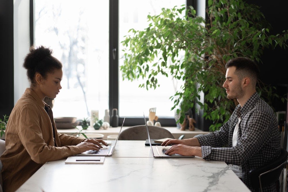 dos personas leyendo sobre el algoritmo de google