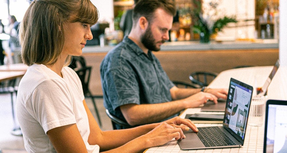 Persona investiga cómo promocionar un negocio