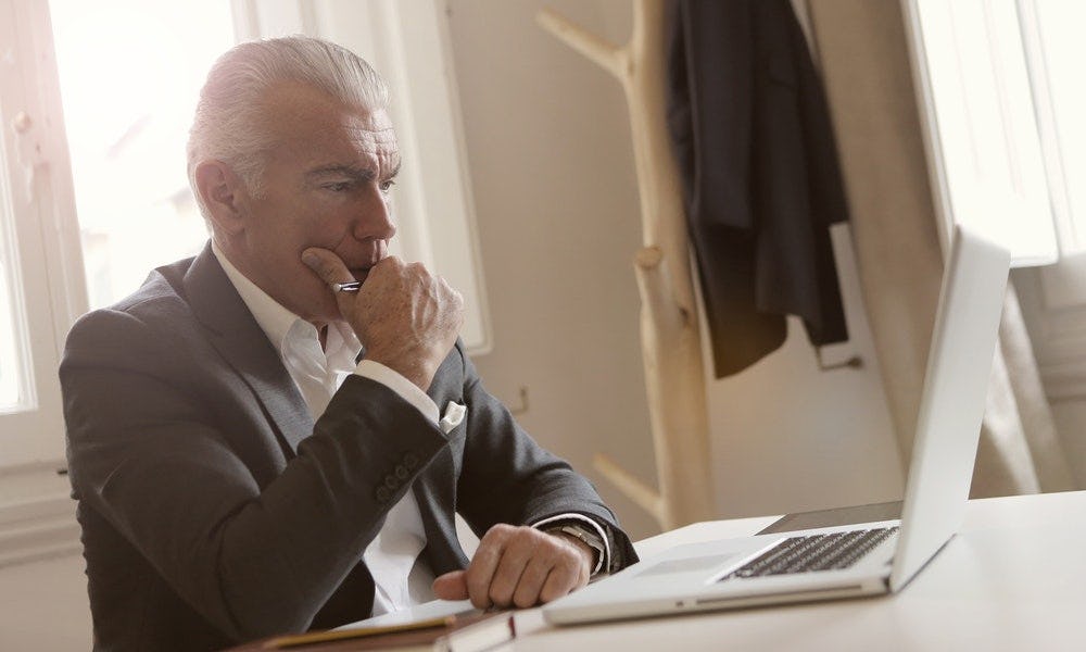 Hombre preocupado por el poco almacenamiento en OneDrive 