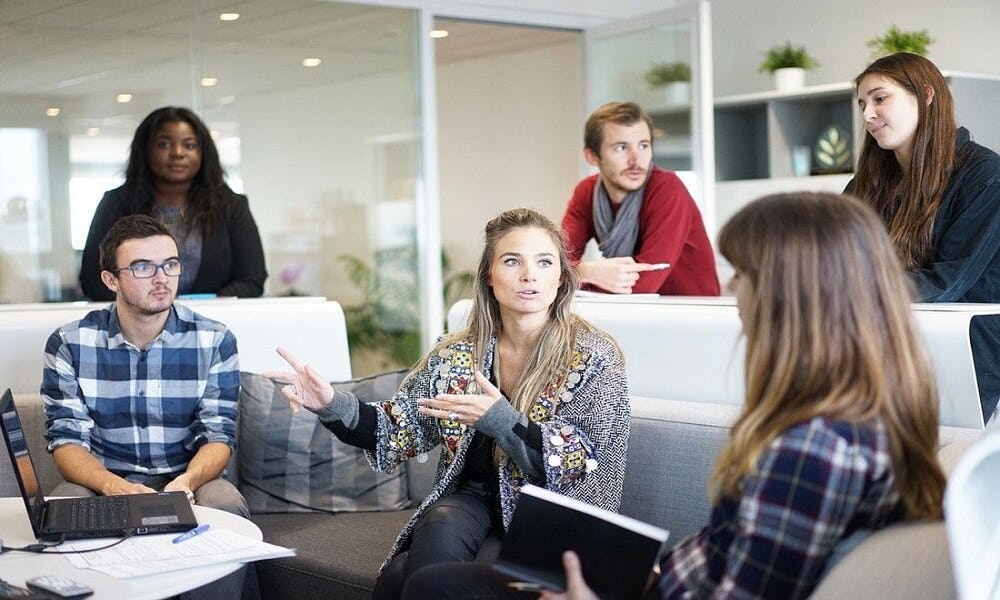 Foto de personas reunidas en una oficina.