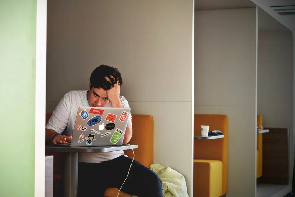 hombre preocupado usando laptop