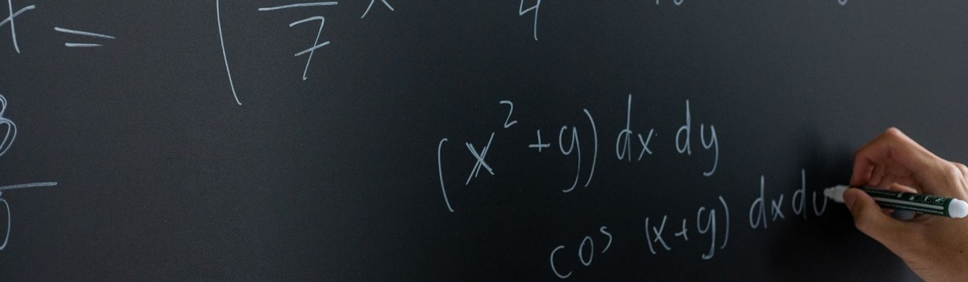 ¿Cómo factorizar ecuaciones sin terminar peleando con los números?