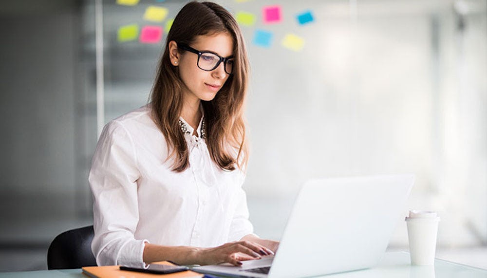 Mujer en la oficina frente a la computadora