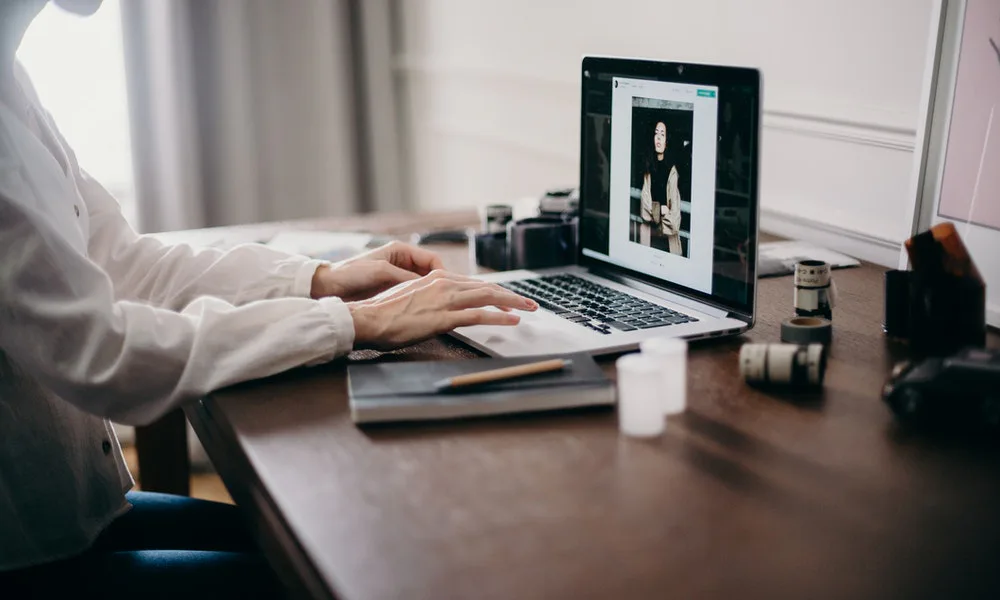 Aprende que es la herramienta borrador de Photoshop con una PC