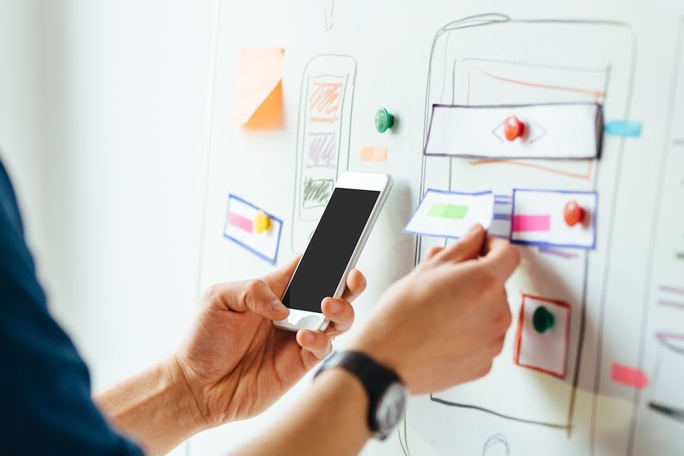 Persona investiga cuáles son las funciones de un UX designer