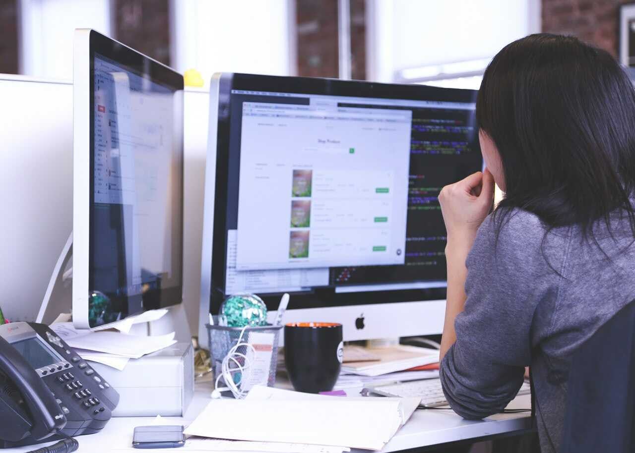 programadora usa netbeans en su escritorio de trabajo