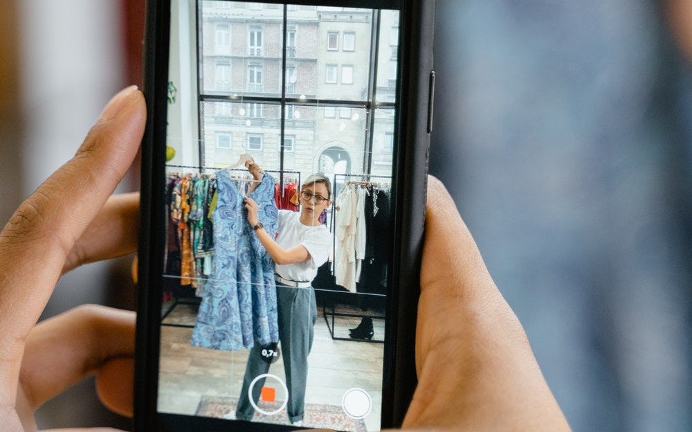 Fotografía de una persona grabando un video en MP4 para Instagram.