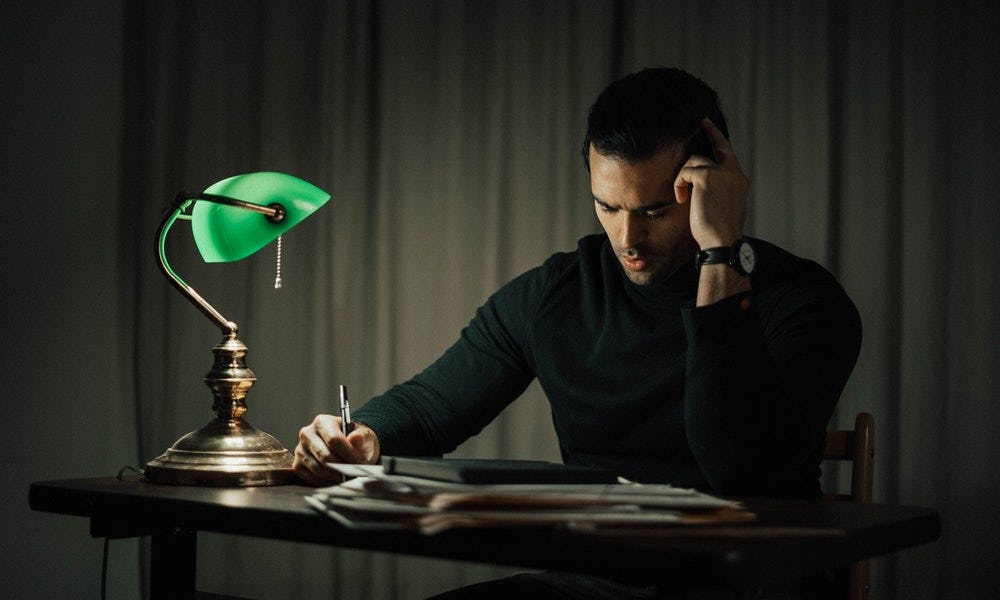 Hombre identifica problemas a través de las características de la inteligencia emocional