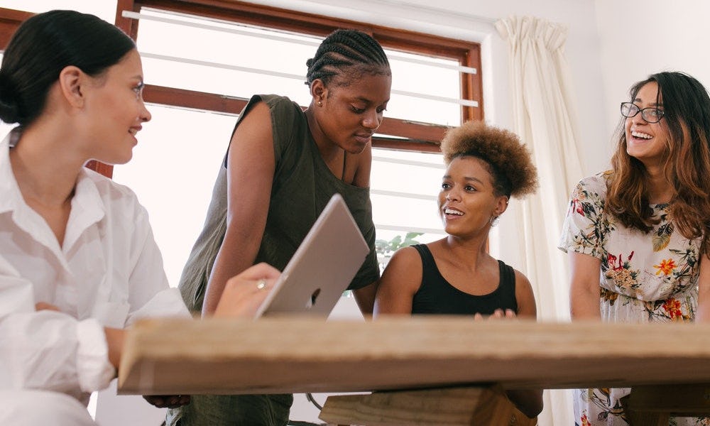 Mujeres conversan sobre las ventajas de un manual de procesos