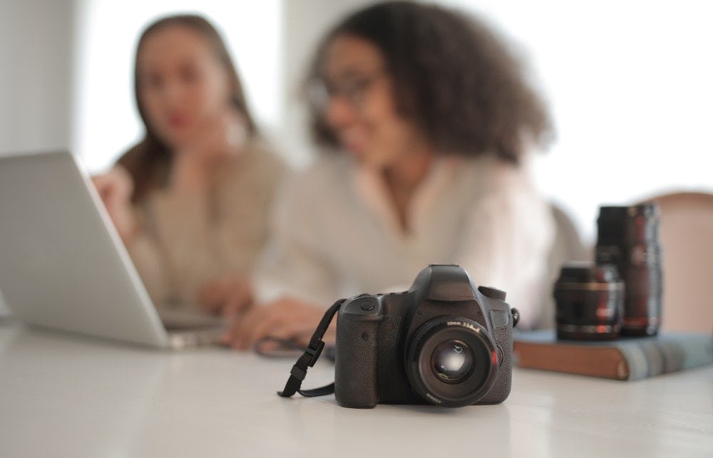 mujeres editando videos con adobe creative cloud