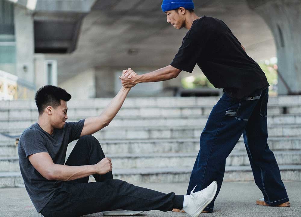 resiliencia y resistencia amigos ayudando