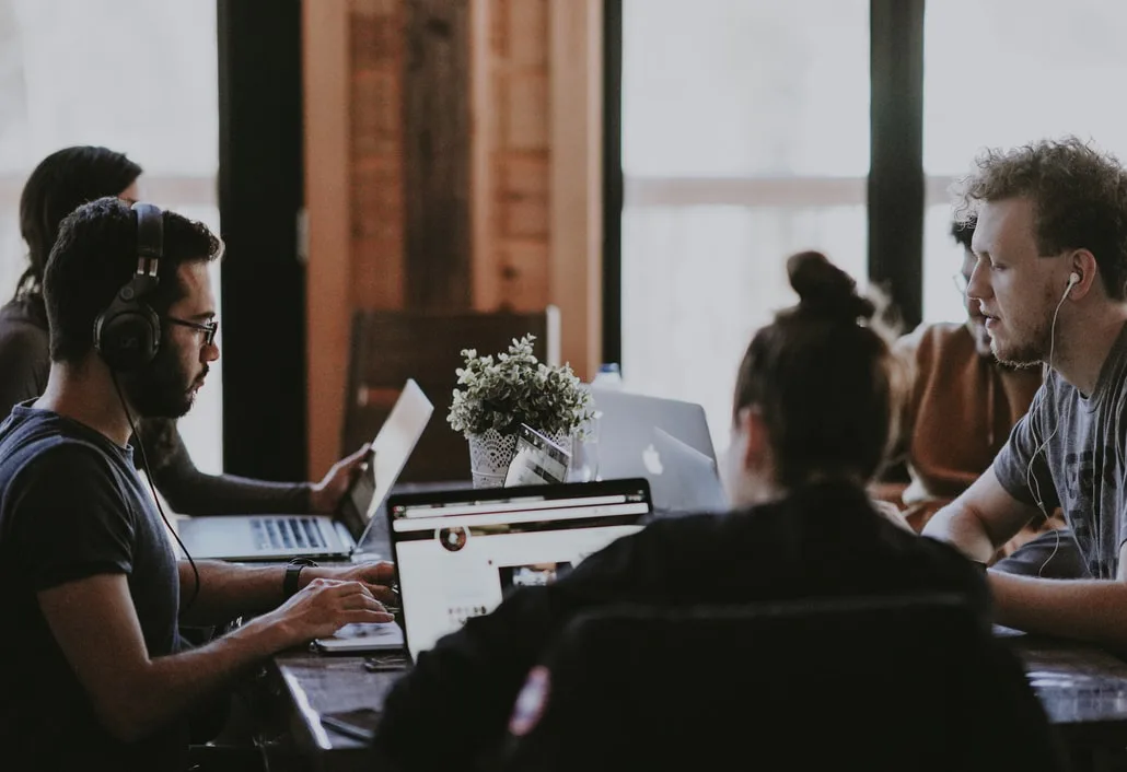 personas trabajando en grupo
