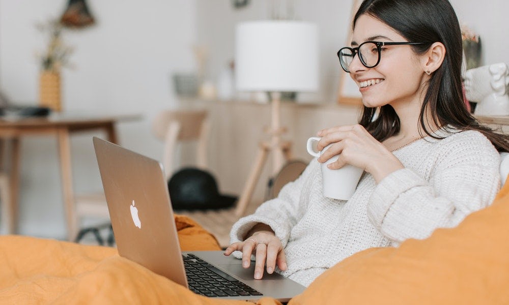 Mujer feliz al conocer las ventajas de OneDrive