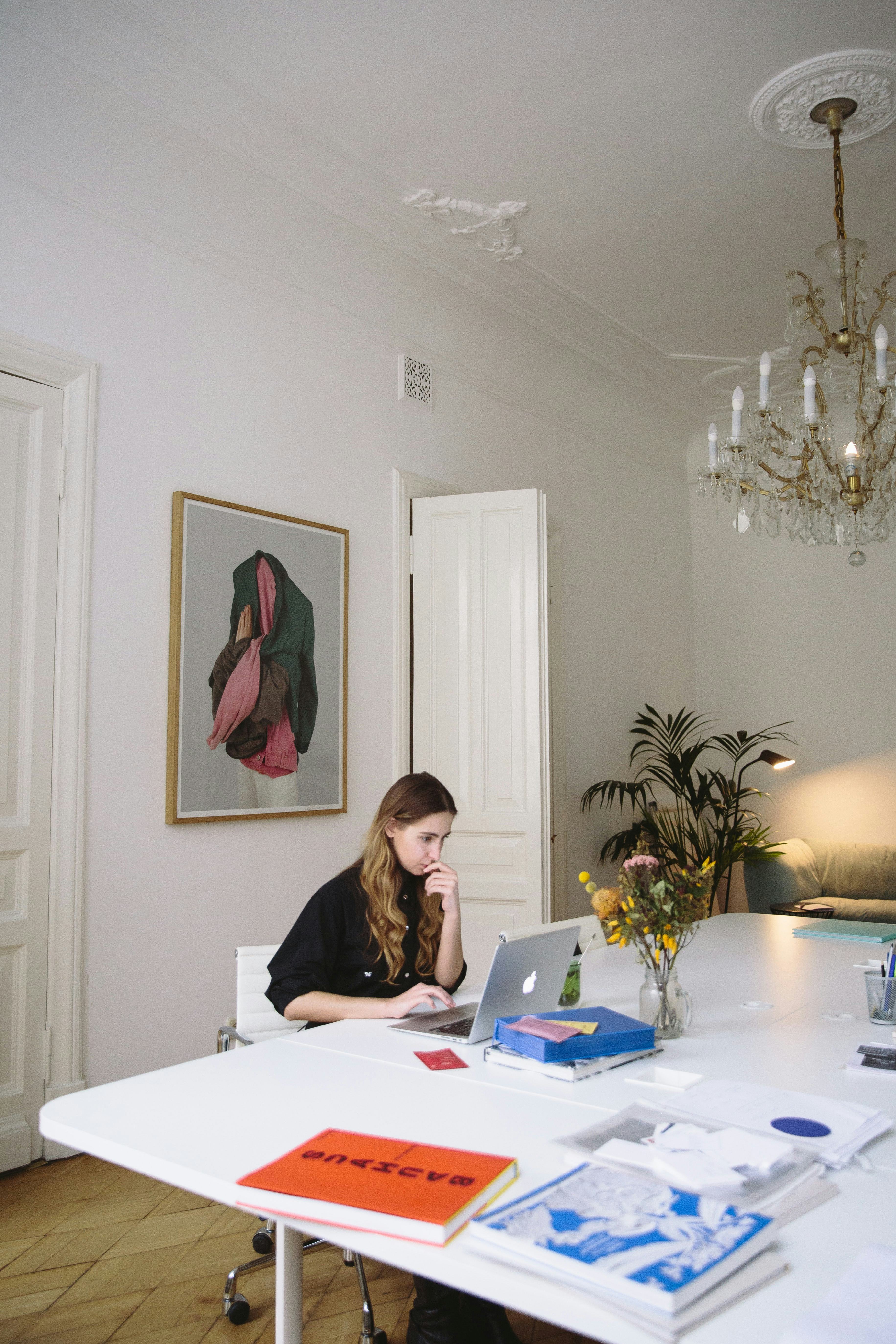 mujer-haciendo-homme-office-en-sala-amplia