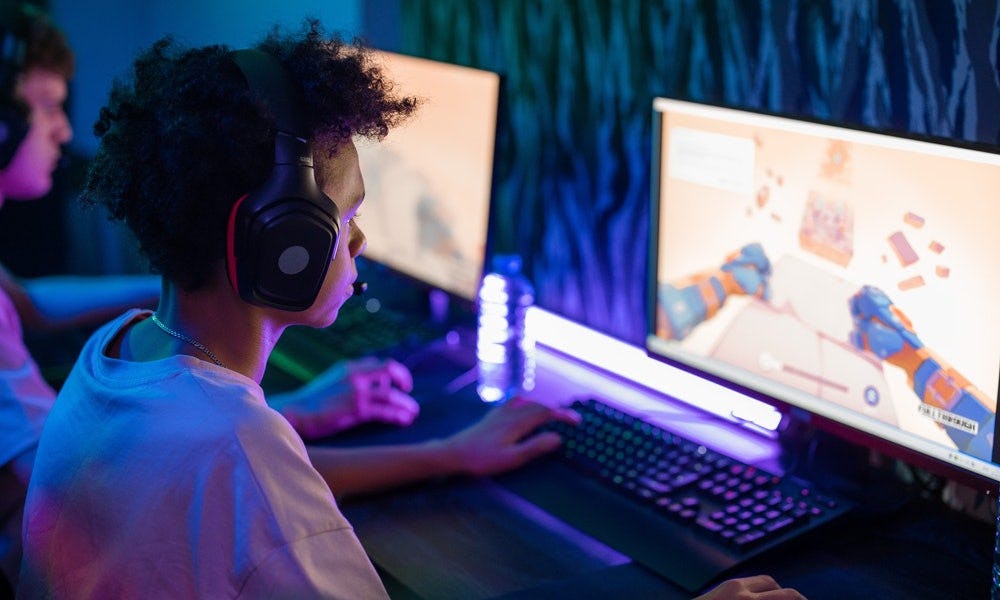 Joven jugador con apodo para Twitch haciendo uso de las herramientas