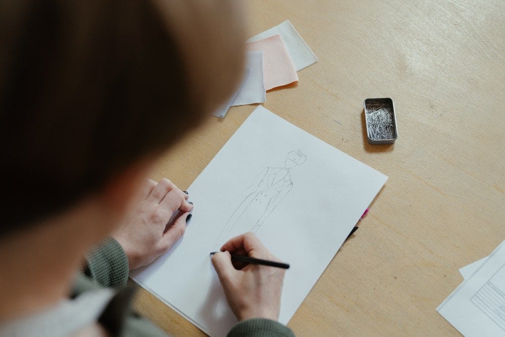mujer dibujando un boceto a lapiz