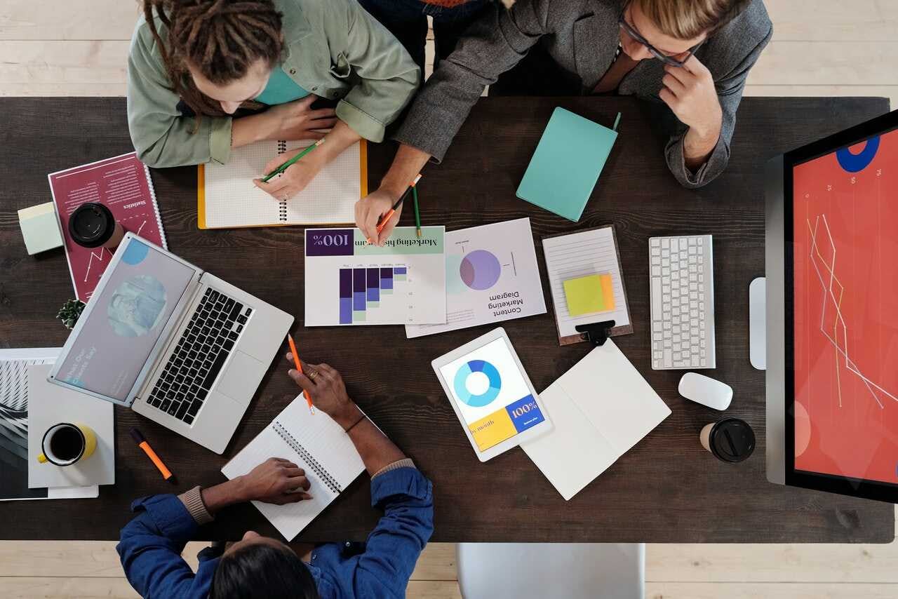 mesa de trabajo de un equipo laboral que diseña su base de datos empresarial