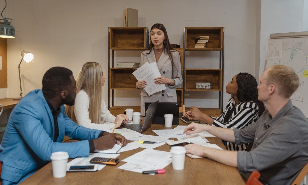 reunion lider equipo de trabajo