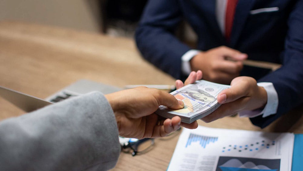 persona recibiendo un préstamo de dinero
