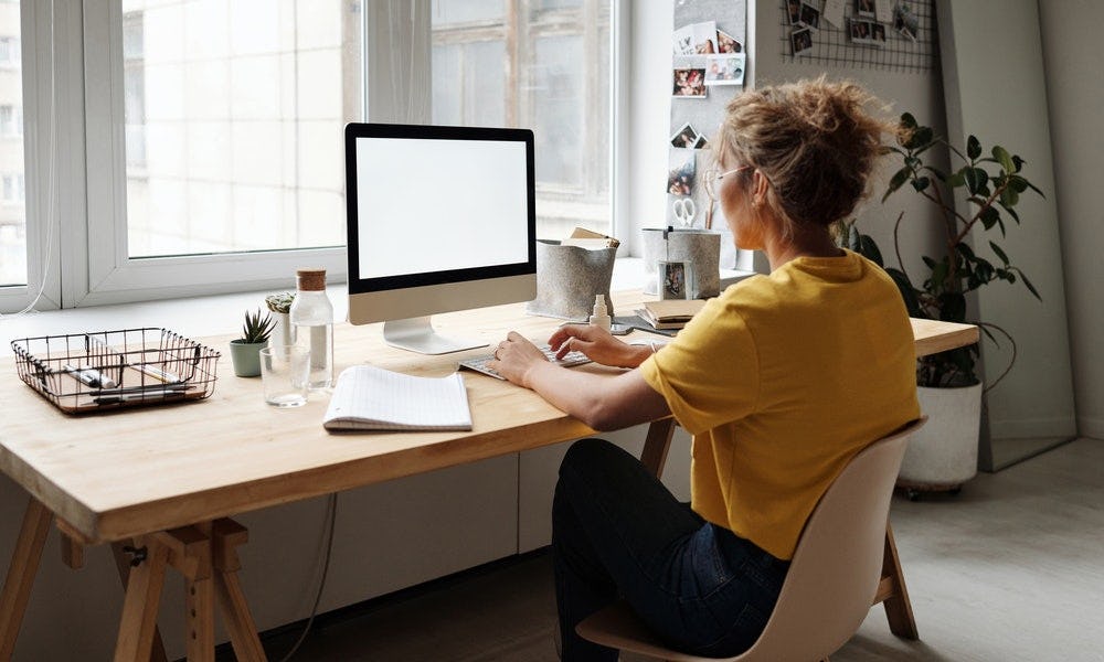 Mujer aprende cómo hacer una factura electrónica y qué es