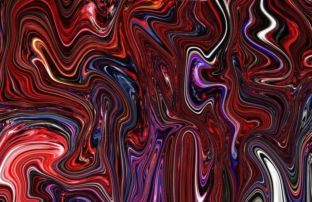 un lienzo con pintura revuelta