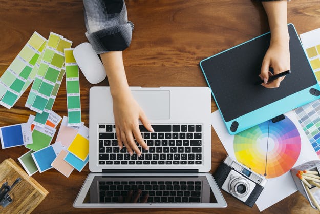 diseñadora grafica escritorio laptop