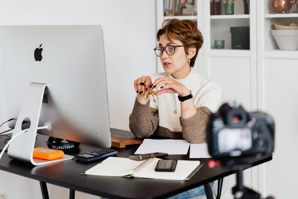 mujer hablando frente a computador