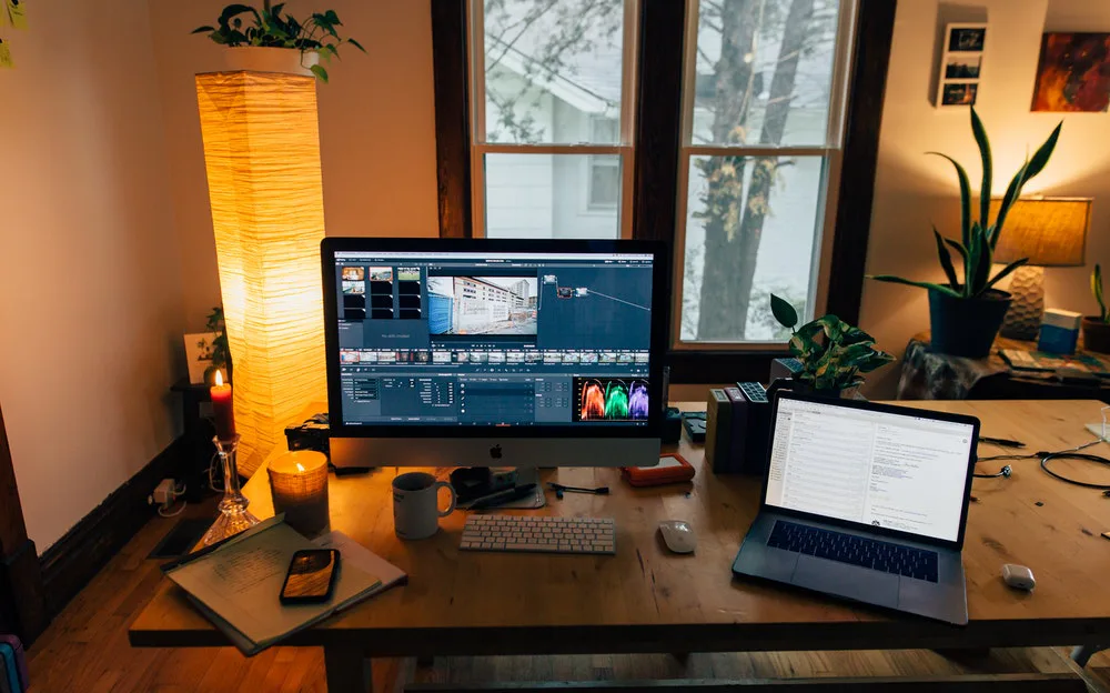 Fotografía de dos computadoras en Final Cut Pro X, editando videos.