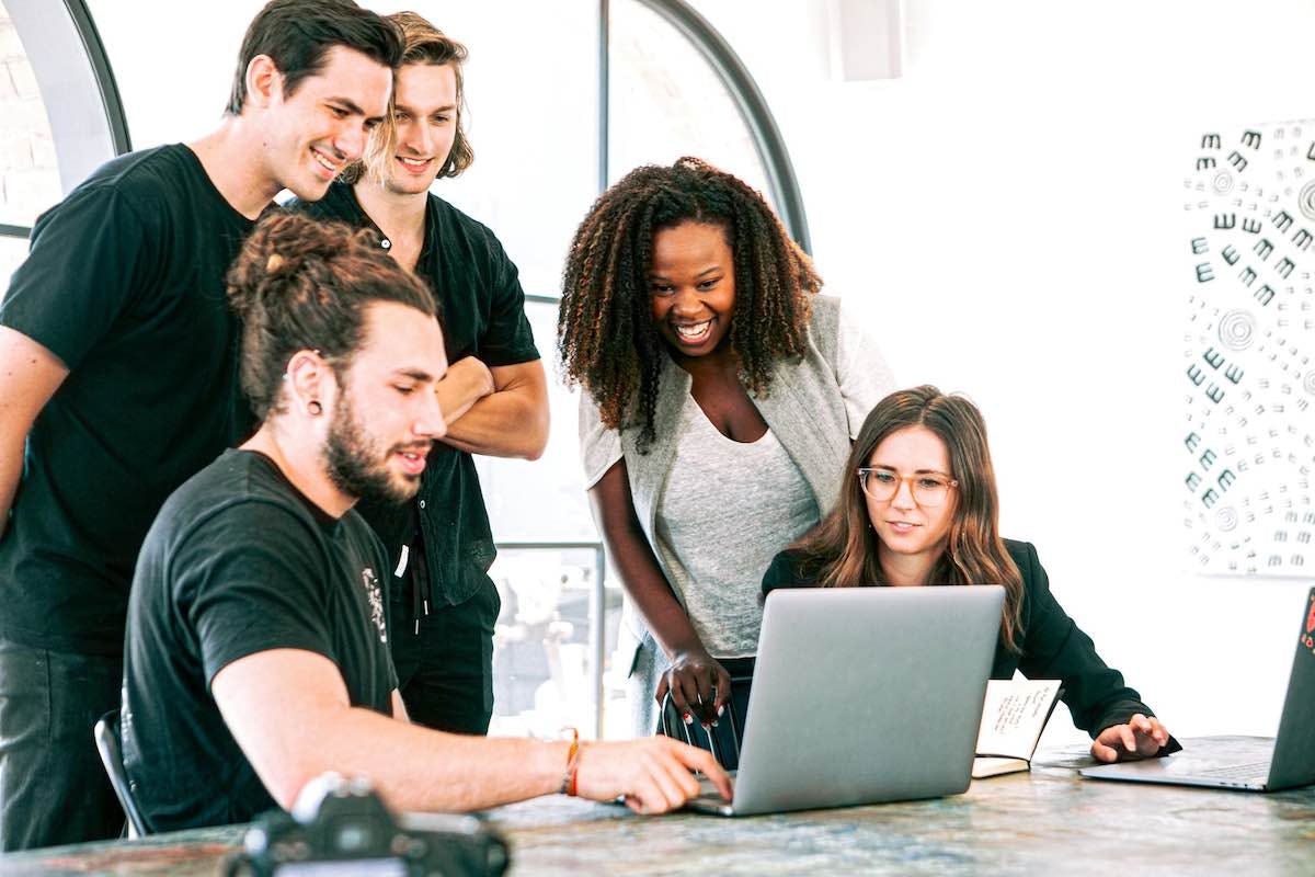 programadores desarrollando un nuevo software en Java