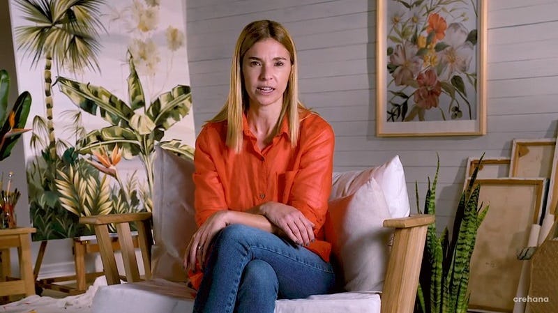 Persona hablando sobre arte botánico