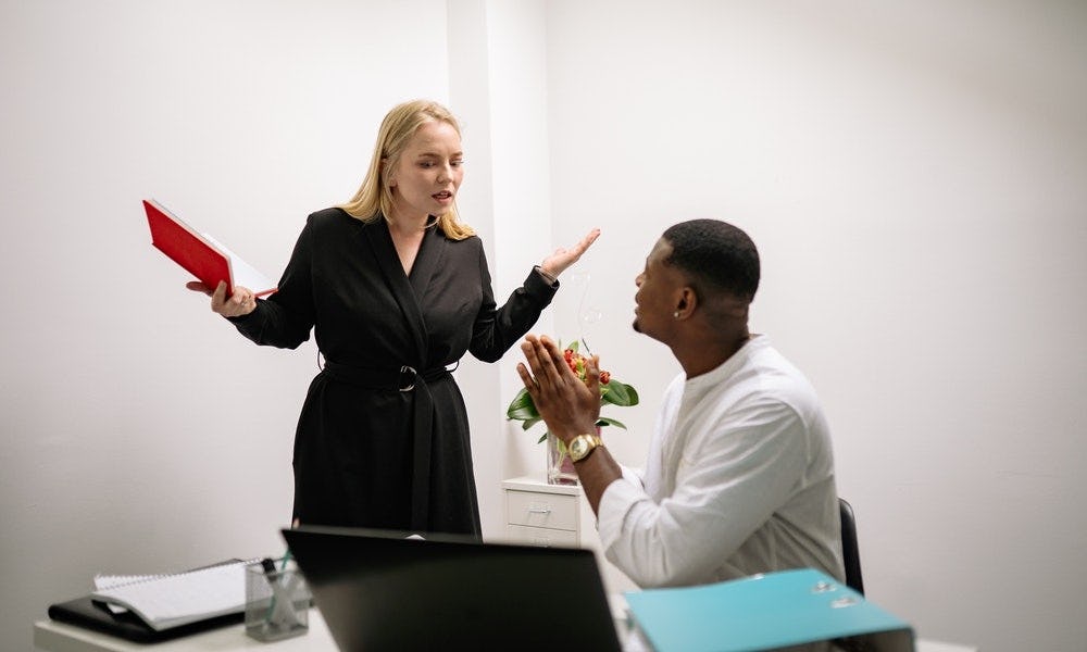 Imagen que representa un mal manejo de conflictos laborales