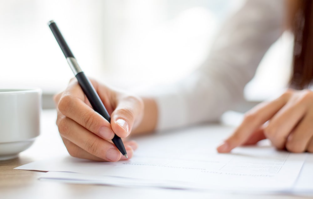 interiorista redactando los términos y las condiciones 