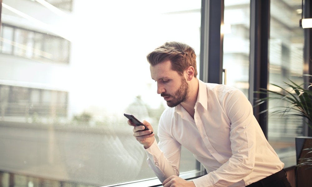 Pensar antes de enviar como una de las reglas de WhatsApp