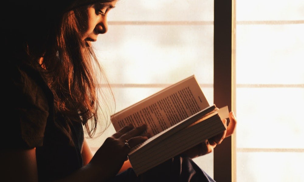 Mujer lee libros de inteligencia emocional