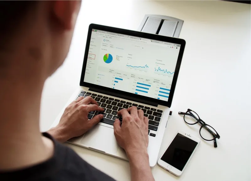 Persona revisando datos de Google Analytics