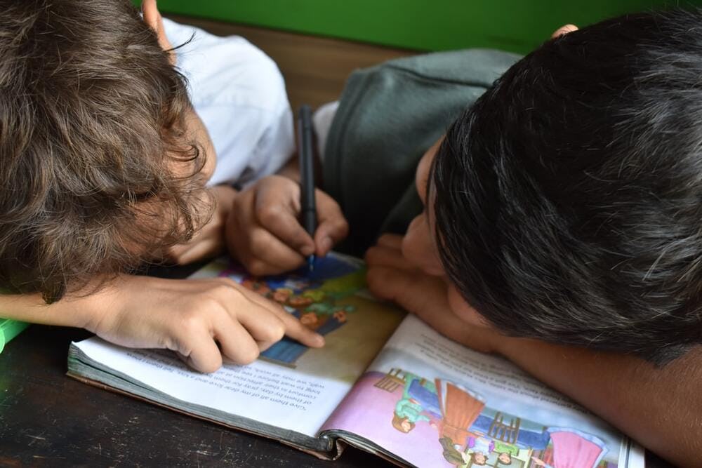 Niños leyendo
