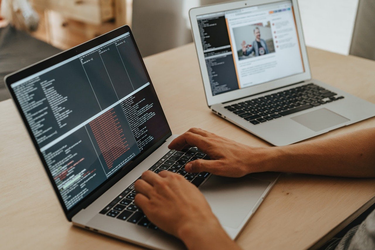 desarrollador web investiga qué es Phyton en su laptop