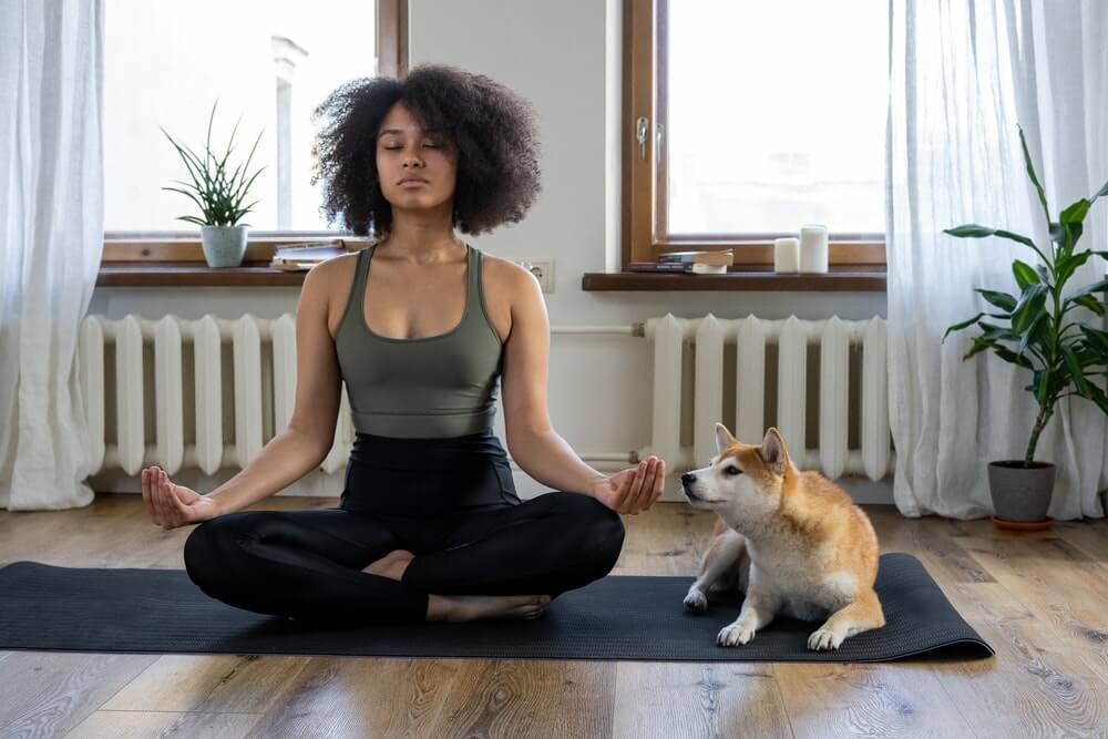 mujer meditando