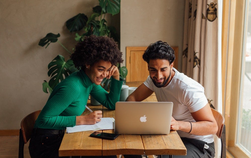 Equipo de recursos humanos analizando los resultados