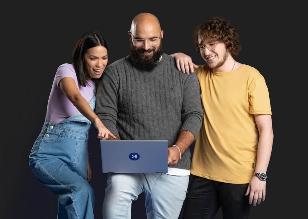 estudiantes descubriendo el hot sale crehana