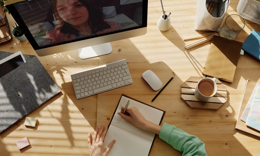 Persona busca como aprender a escribir en cursiva con una clase online