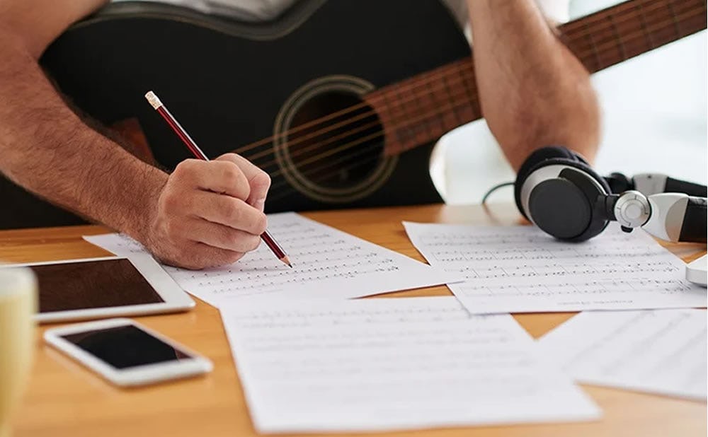 compositor musical escribiendo una canción