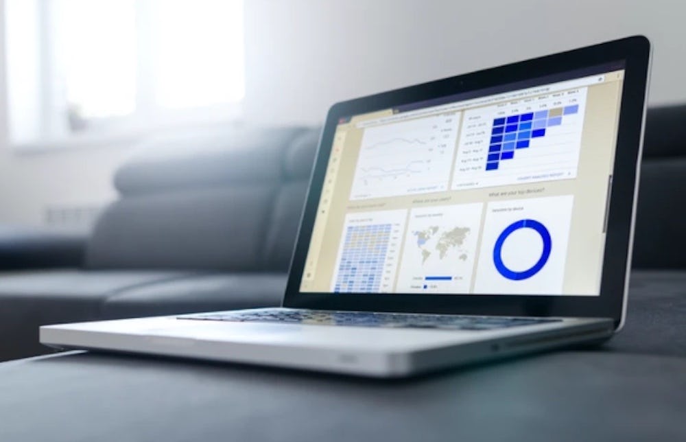 Computadora con números y gráficos en la pantalla