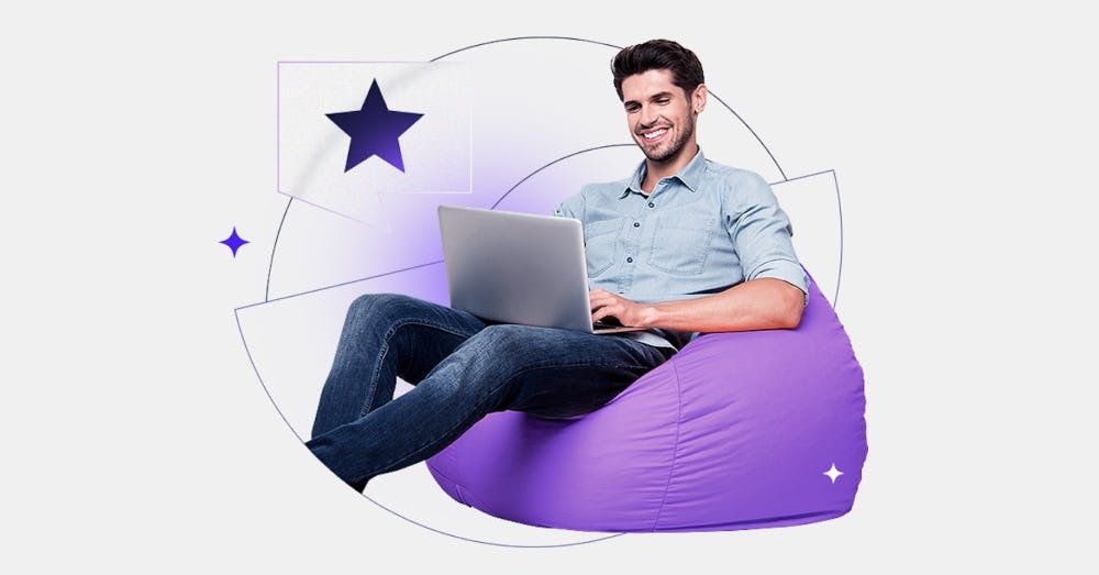 hombre sonriendo frente a computador