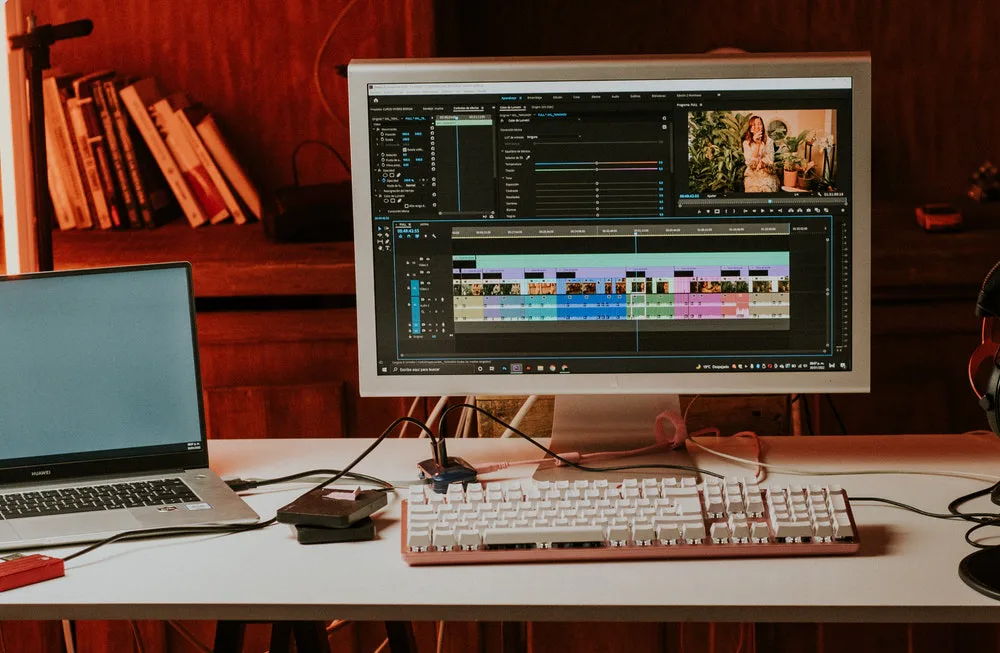 Dos computadoras editando un video en Final Cut Pro X.
